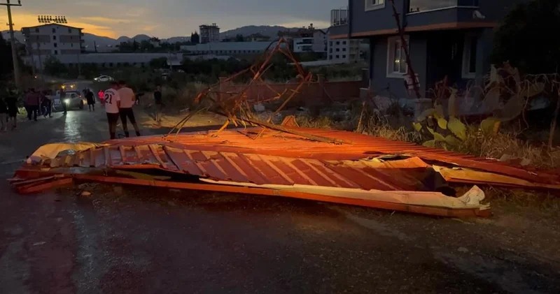 Gazipaşa da hortum seraları vurdu, çatıları uçurdu