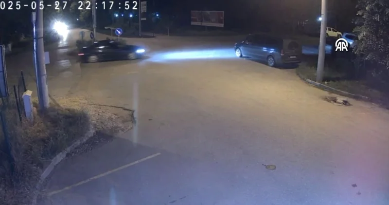 Dönel kavşakta hızlanınca ağaca vurdu, o anlar kamerada