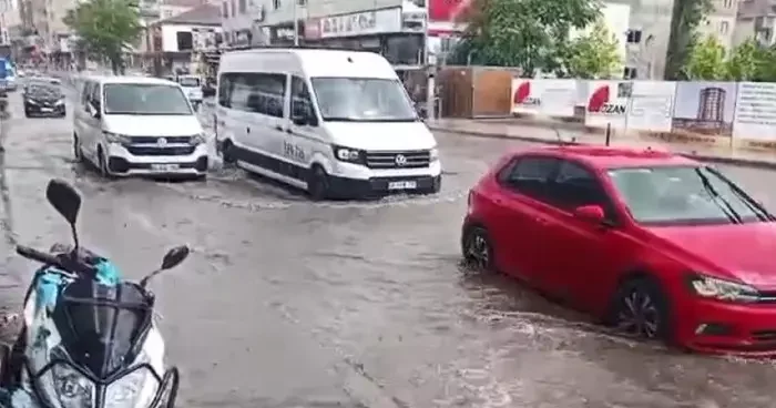 İstanbul u göle çeviren manzara! Önce dolu ardından sağanak... Uyarılar peş peşe geldi: Başkent te listede var!