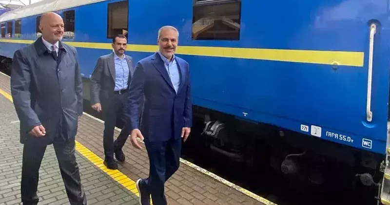Bakan Fidan, trende gazetecilerin sorularını cevapladı