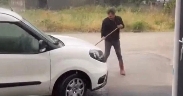 Osmaniye de yağmur suyuyla aracını yıkadı VİDEO İZLE