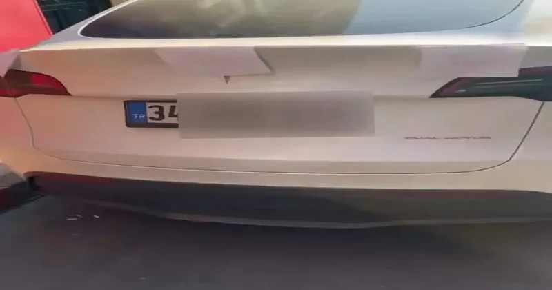 Yolda bırakılan 2 milyon lira değerindeki araca 3 dilde tepki gösterdiler