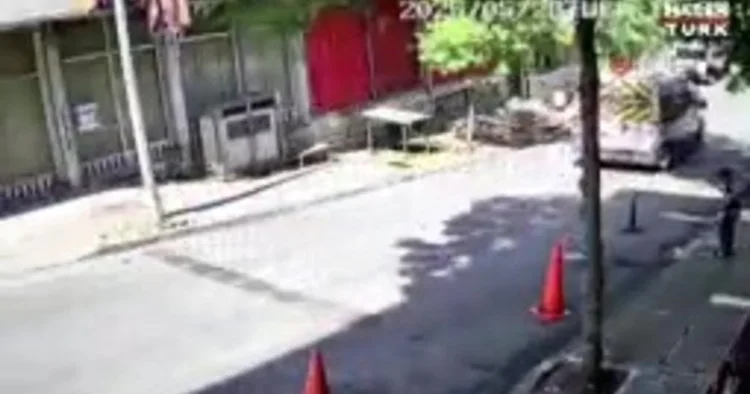 Vicdansız! Kediyi ezip yoluna devam etti