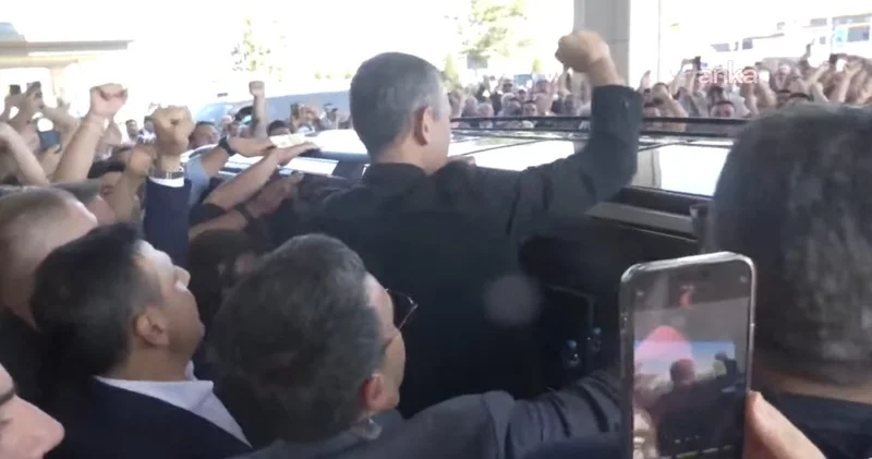 Özgür Özel e havalimanında coşkulu karşılama