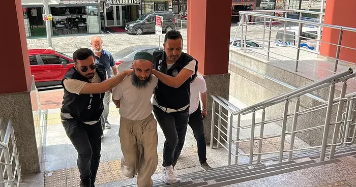 Yer: Kocaeli! Okul bahçesine kılıçla girdi, öğrencilerin topunu kesip Atatürk e hakaret etti