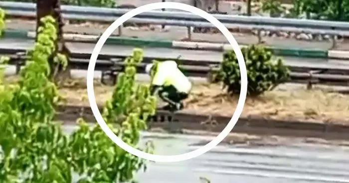 Yağış sonrası tıkanan rögarı açan polis örnek bir davranış sergiledi