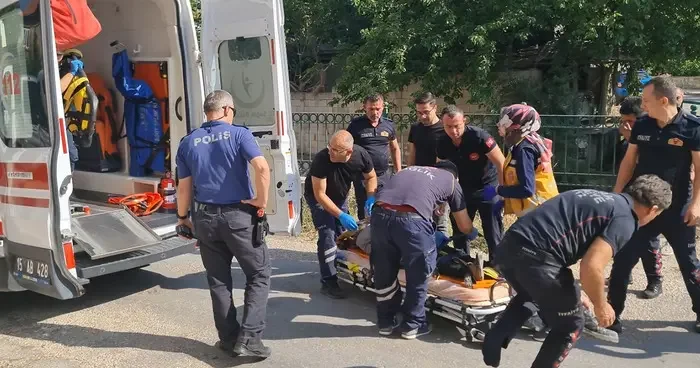 Burdur da ahşap balkon çöktü: Anne ve kızı yaralandı
