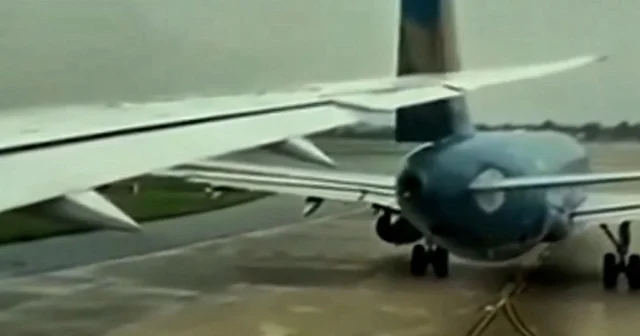 Vietnam da iki uçak pistte çarpıştı VİDEO İZLE