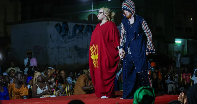 Senegal de albinolar cilt kanserine dikkat çekmek için podyuma çıktı