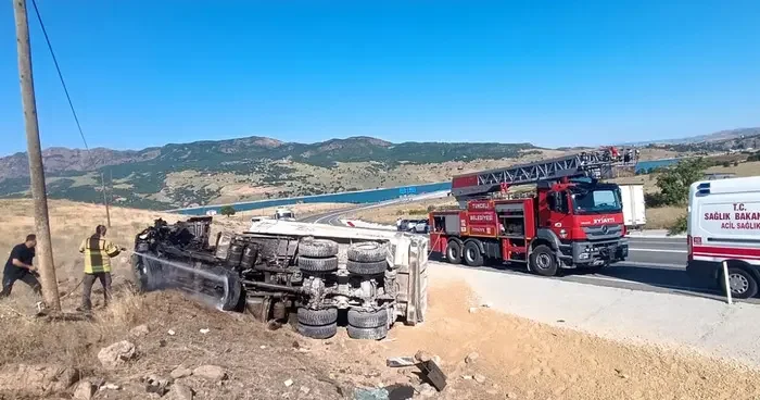 Tunceli de kamyon devrildi! Sürücü araçtan fırladı