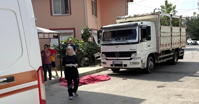 Mersin de geri manevra yapan kamyonun çarptığı yaya hayatını kaybetti Mersin Haberleri