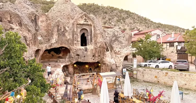 Frigler böyle eziyet görmedi: 3 bin yıllık kaya mezar kafe oldu