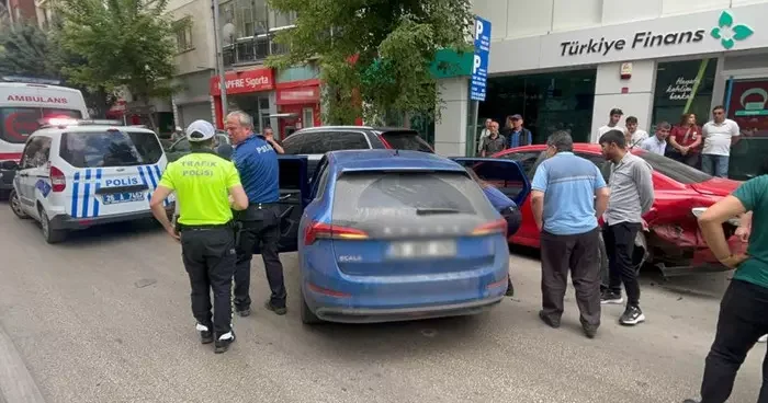 Kontrolü kaybedilen otomobil park halindeki araçlara çarptı
