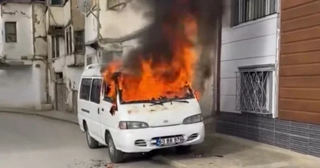 Tokat ta yanan minibüs alev topuna döndü VİDEO İZLE