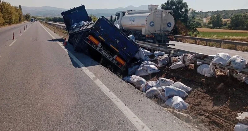 Balıkesir’de kontrolden çıkan tır bariyerlere çarptı