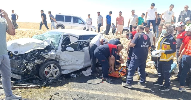 Şanlıurfa da iki otomobil kafa kafaya çarpıştı: 5 yaralı Şanlıurfa Haberleri