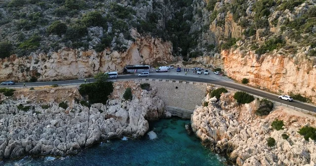 Antalya da kontrolden çıkan yolcu otobüsü kayalıklara çarptı Antalya Haberleri
