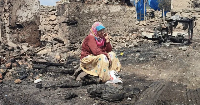 Bilecik yangında bir mahalle hasar aldı: 15 ev kullanılamaz hale geldi VİDEO İZLE