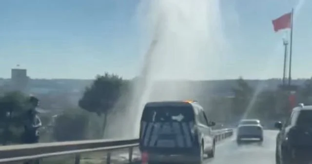 İstanbul trafiğinde su krizi: Patlayan borudan fışkıran sular metrelerce yukarı çıktı İstanbul Haberleri