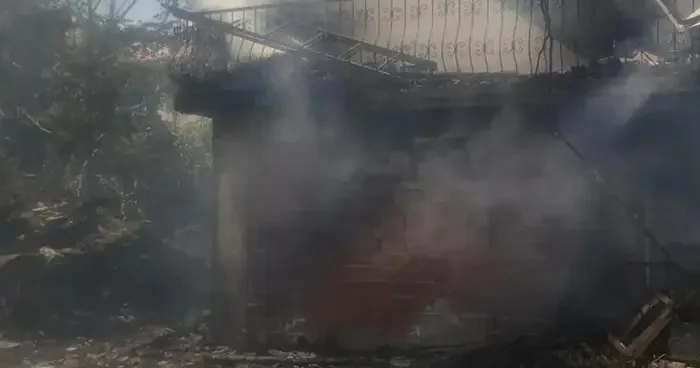 Uşak’ta yangında 3 ev zarar gördü