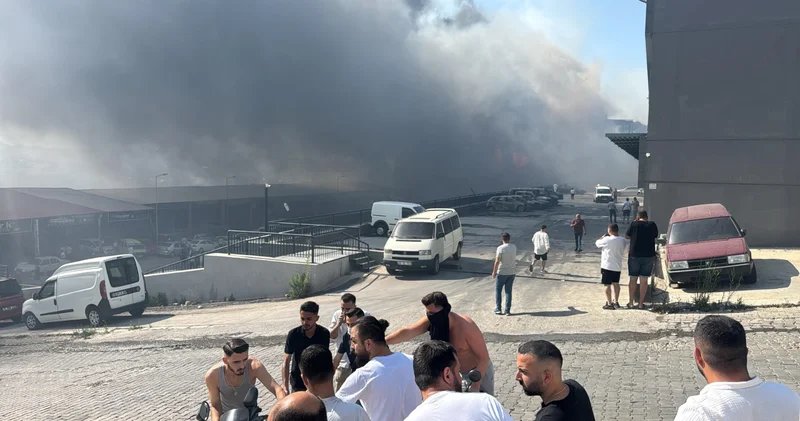 İzmir de yangın Otokent Galericiler Sitesi ne sıçradı