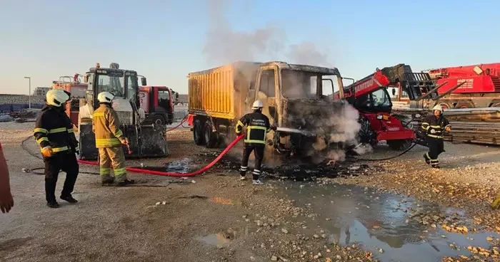 Hafriyat kamyonu yangından küle döndü
