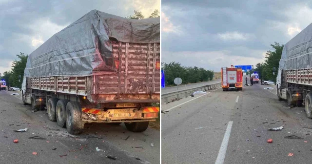 Susurluk ta brandasını düzeltmek için yol kenarına park eden kamyona otomobil çarptı: 4 ölü Balıkesir Haberleri