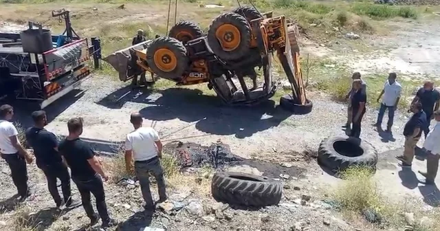 Şarampole yuvarlanan iş makinesinin operatörü yaralandı Bitlis Haberleri