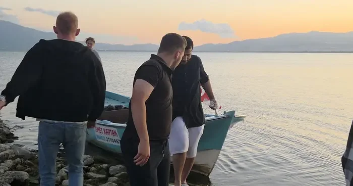 İznik Gölü nde botta mahsur kaldı! Ekipler harekete geçti