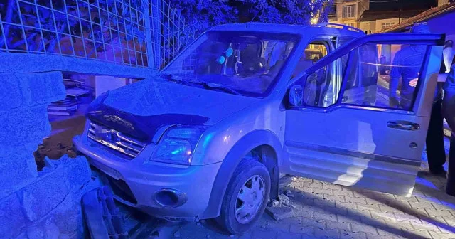Sürücüsünün kontrolünden çıkan araç bahçe duvarına çarptı Malatya Haberleri