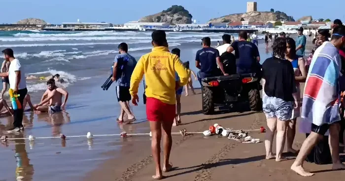 Cankurtaranların uyarılarına aldırmadılar! Denize girmeye devam ettiler