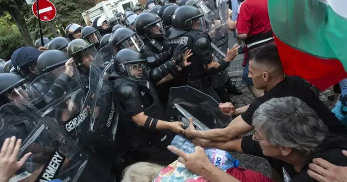 Bulgaristan ın avroya geçişi protesto edildi, göstericilerle polis birbirine girdi