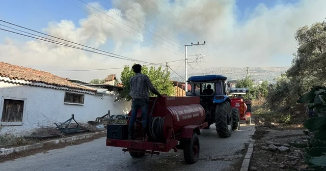 İzmir de otluk alandan yerleşim yerlerine sıçrayan yangın söndürülmeye çalışılıyor İzmir Haberleri