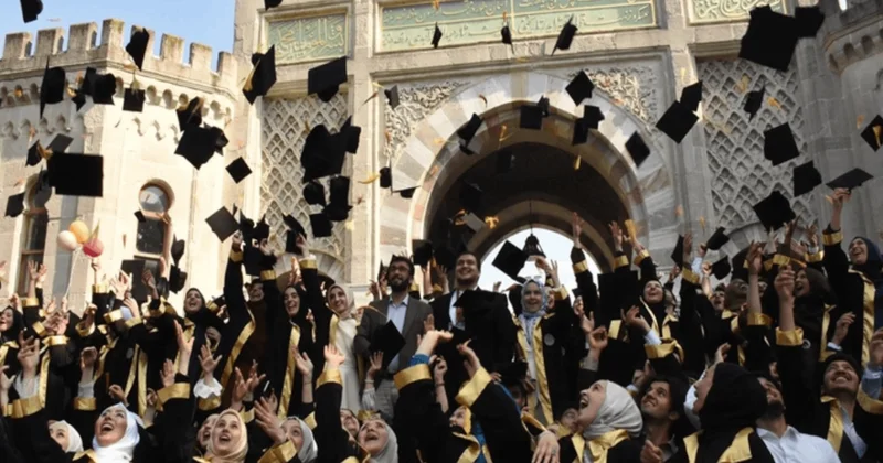 İstanbul Üniversitesi mezuniyetinde toplu dua Sözcü Gazetesi