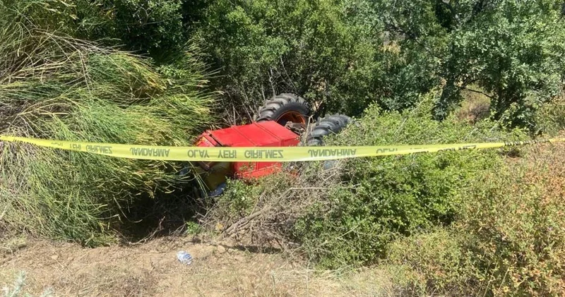 Şarampole devrilen traktörün altında kalıp hayatını kaybetti