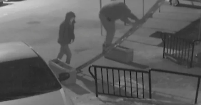 Adana’da film gibi hırsızlık: Merdivenle girdiler altınlarla kaçtılar VİDEO İZLE
