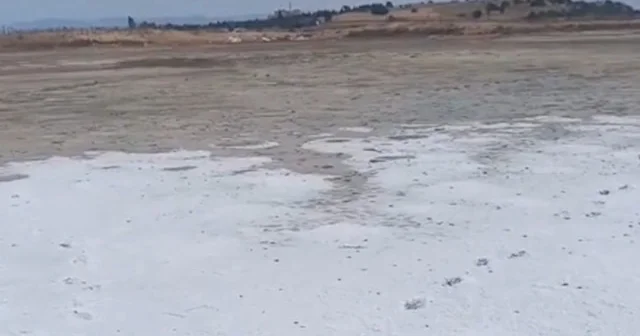 Edirne de suyu buharlaşan gölün tuz tabakası ortaya çıktı VİDEO İZLE