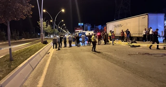 Çankırı da polis özel harekat öğrencilerinin bulunduğu hafif ticari araç, TIR a çarptı; 2 ölü, 3 yaralı Çankırı Haberleri