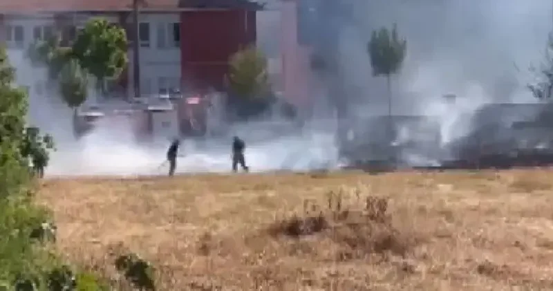 Silivri de çocukların attığı torpil yangın çıkardı