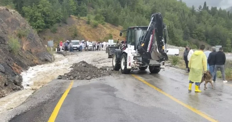 Kastamonu da kuvvetli sağanak! Karayolu ulaşıma kapandı