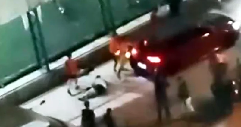 Avcılar da halı sahada kavga: Önce bıçakladılar sonra ezmeye çalıştılar