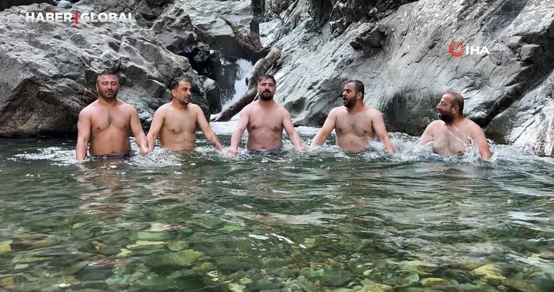 Artvin’de sıcaktan bunalan gençler derede horon tepti