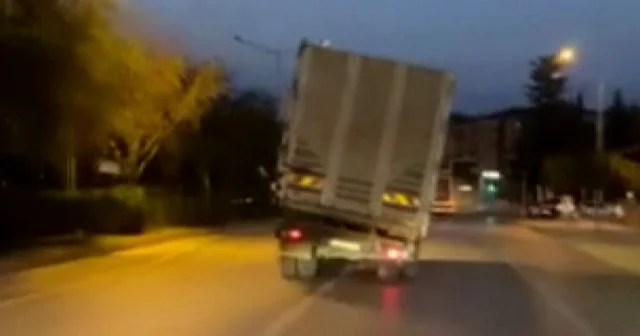 Trafikte tehlike saçan kamyon böyle görüntülendi: Sürücülere korku dolu anlar yaşattı VİDEO İZLE