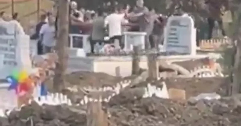 Cenazeyi bırakıp mezarlıkta kavgaya tutuştular Sözcü Gazetesi