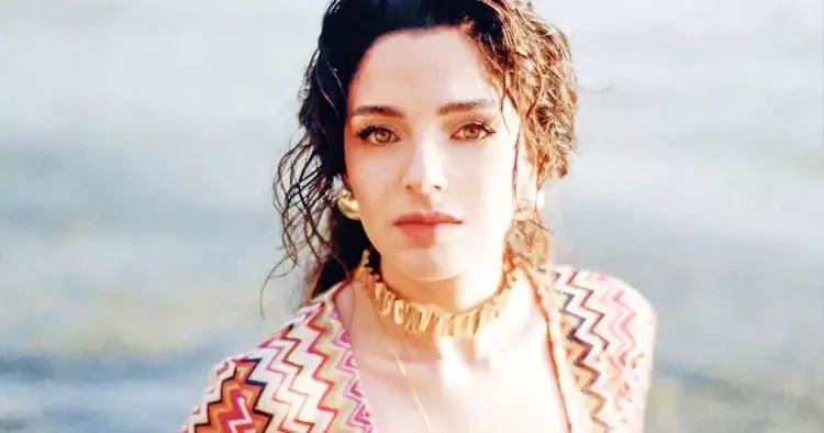 Begüm Akkaya dan Hande Erçel e övgü: Müthiş bir ev sahibi