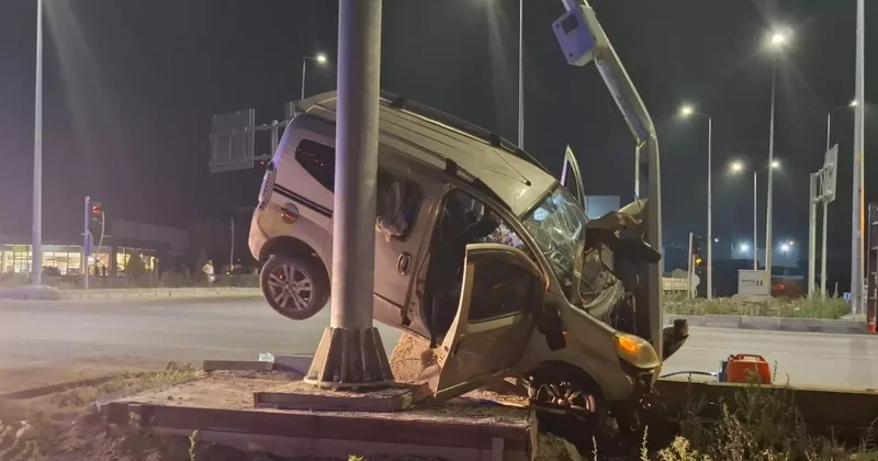 Kayseri de bir garip kaza: Havada asılı kaldı! 7 yaralı