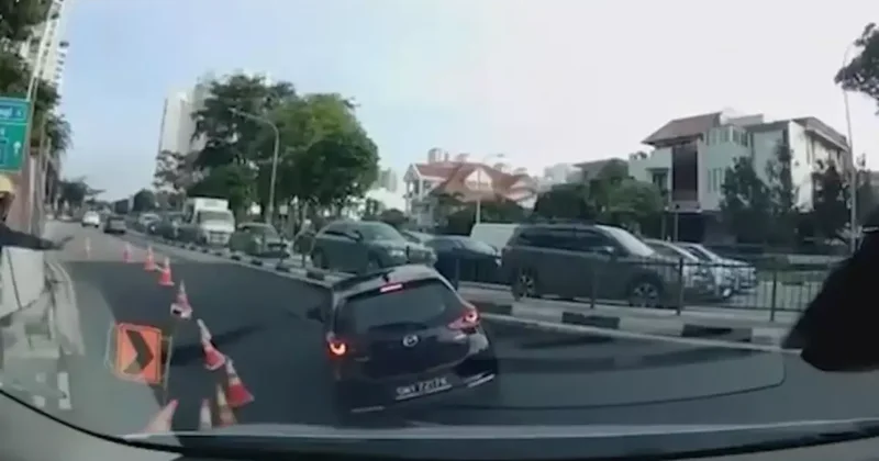 Yol çöktü! Araç dev çukura gömüldü, sürücü son anda kurtarıldı