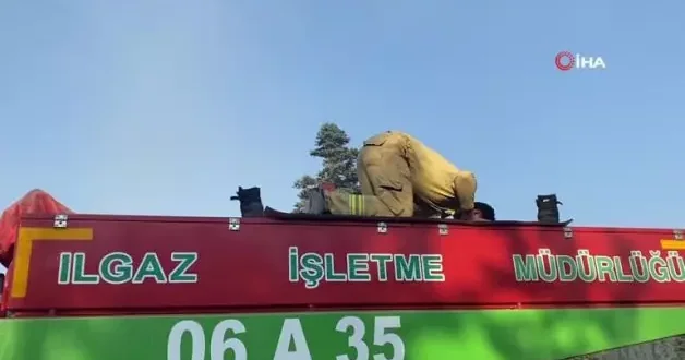 Yangınla mücadele arasında araç üzerinde namazını kıldı