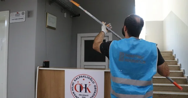 Kayseri de 18 yükümlü, okulu boya yaparak yeni eğitim yılına hazırladı Kayseri Haberleri