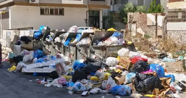 İzmir haberleri İzmir de manzara aynı: Çöpler dağ oldu! 29 Temmuz 2025